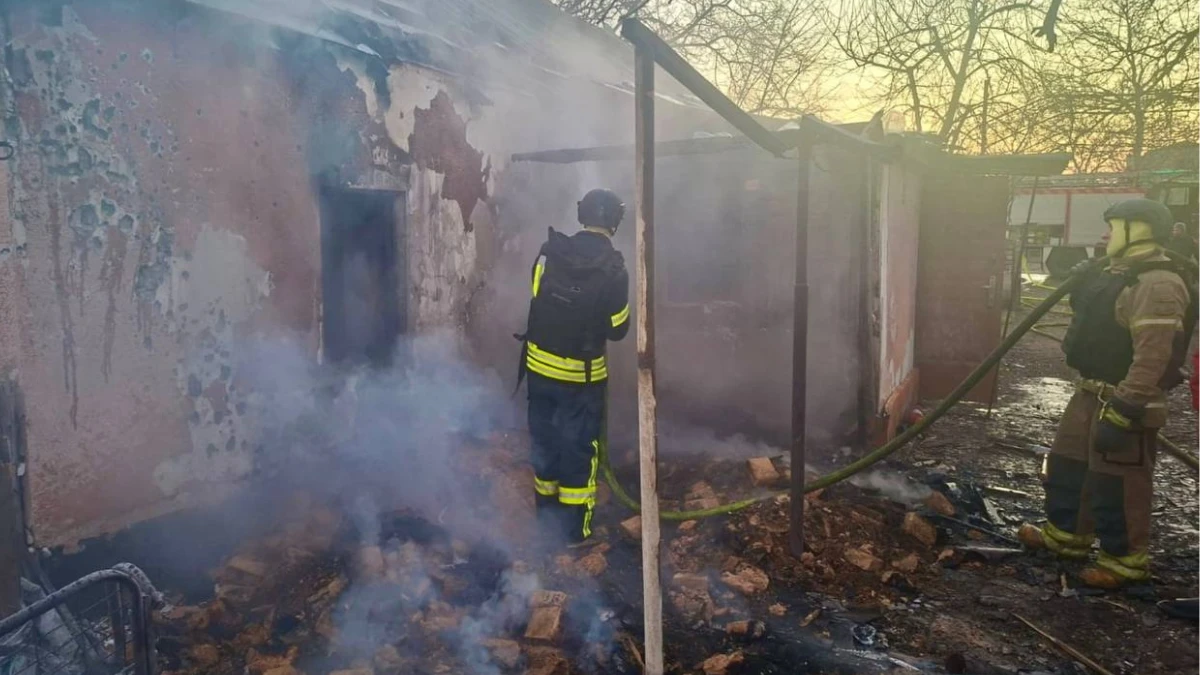 На Херсонщині у двох селах через російські атаки горіли будинки. ФОТО