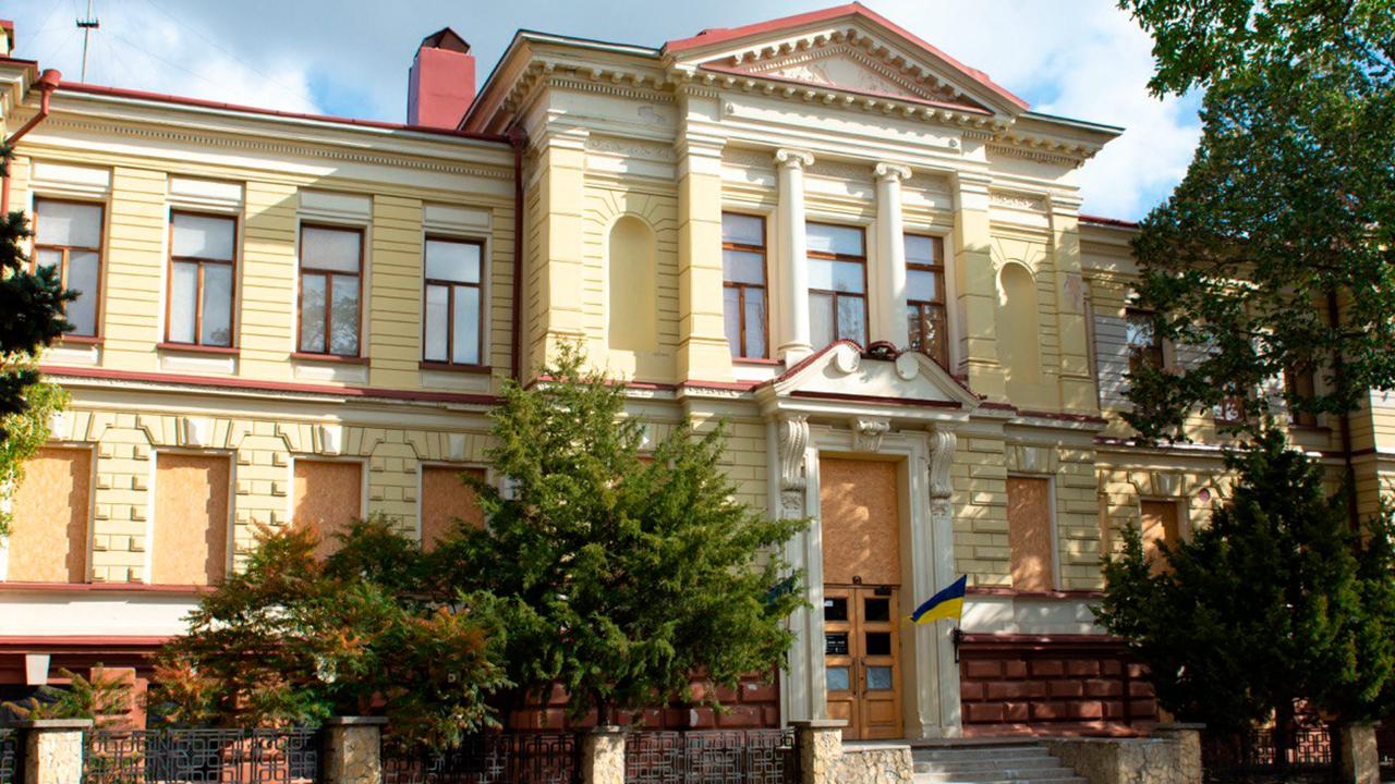 Колаборанти в Генічеську використовують викрадені експонати херсонського музею як реквізит