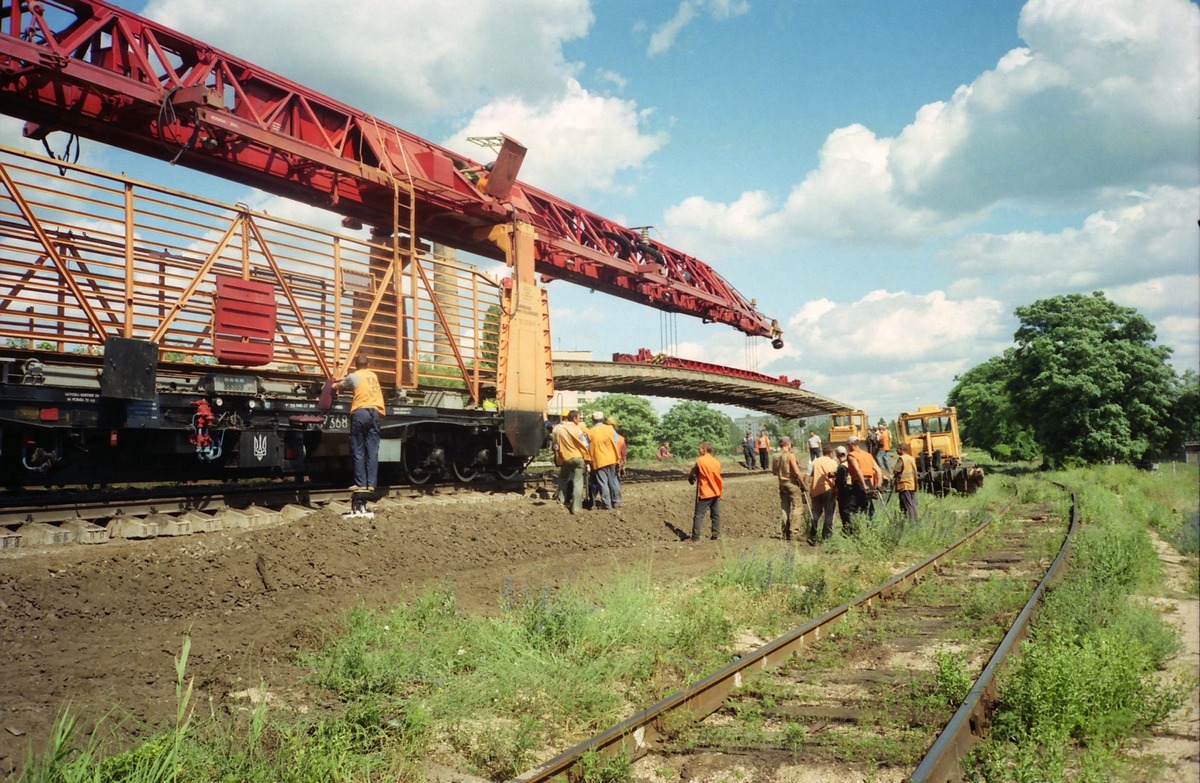 Фотофакт з минулого: як і навіщо на залізничному роз’їзді біля Антонівки укладали нову колію