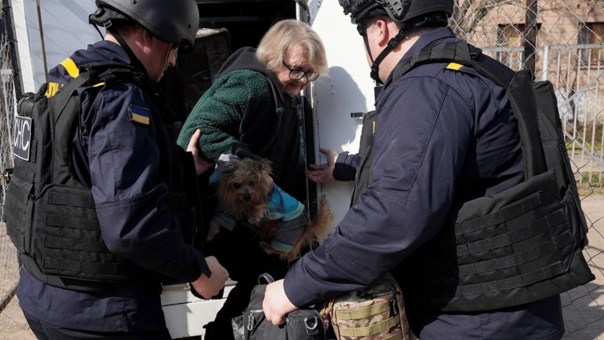 Рятувальники евакуювали з небезпечного району Херсона жінку з песиком