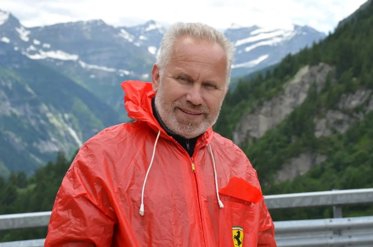 Директор дитячого центру в Херсоні задекларував автівку за сумнівною ціною