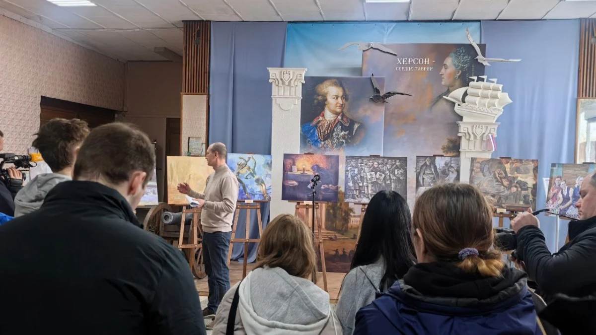 В окупованому Генічеську показали роздруківки творів, викрадених з Херсонського художнього музею
