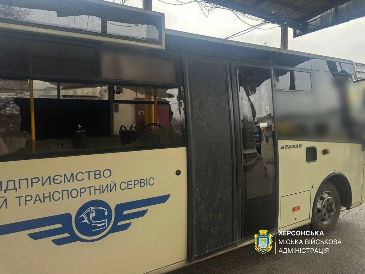 У Корабельному районі війська РФ обстріляли автобус КП: водій не постраждав