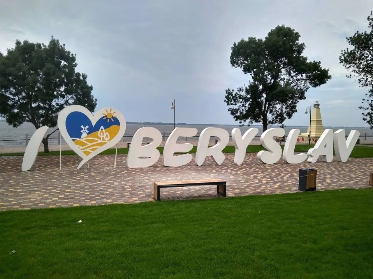 Росіяни обстріляли територію навчального закладу у Бериславі