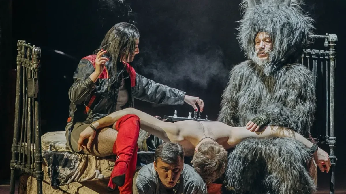 “Глядачі шоковані”. Херсонський актор розповів про тур вистави “Я бачу вас цікавить пітьма”