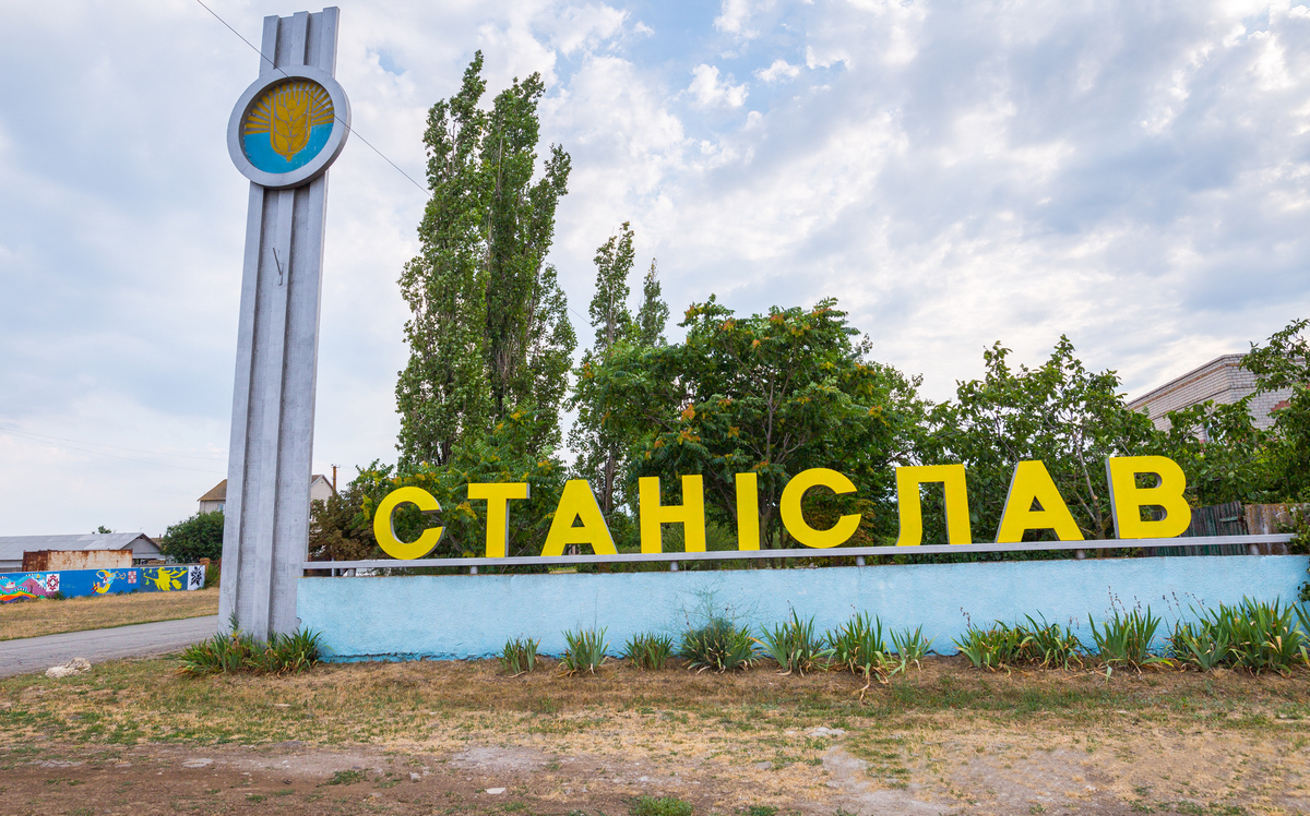 «Доведеться ламати двері й забирати дітей примусово»: родина зі Станіслава категорично відмовляється виїжджати