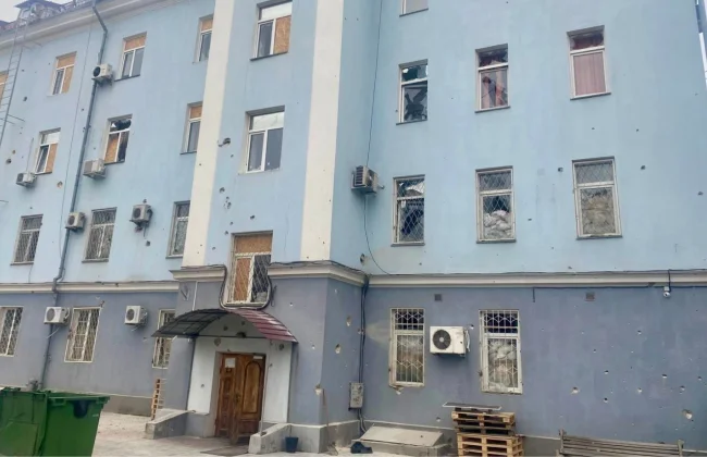 У Херсоні росіяни обстріляли будівлю податкової (фото)