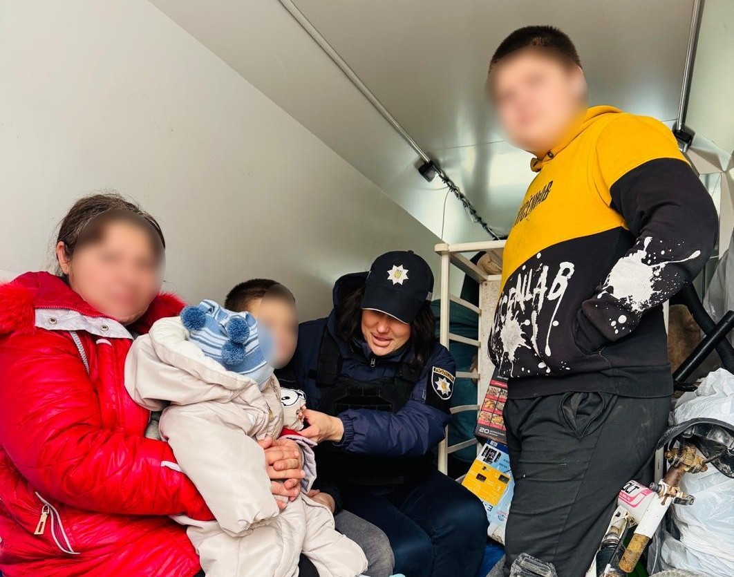 З Білозерки евакуювали родину з трьома дітьми, серед яких – немовля