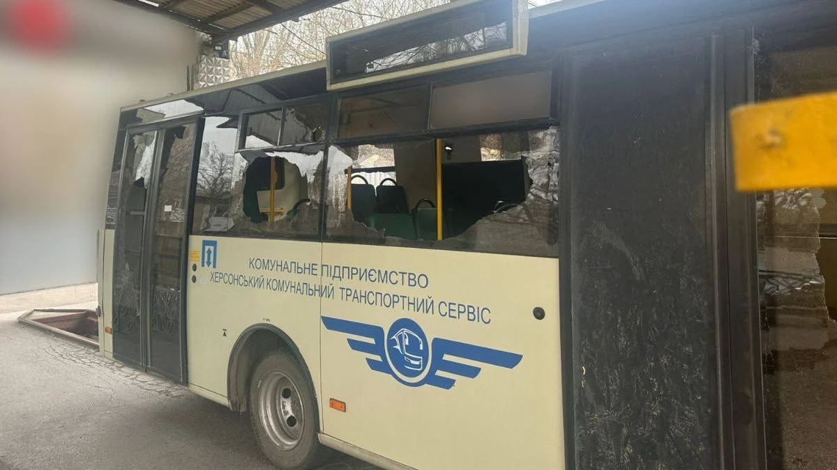 Через обстріл Корабельного району Херсона пошкоджений автобус та адмінбудівля. ФОТО