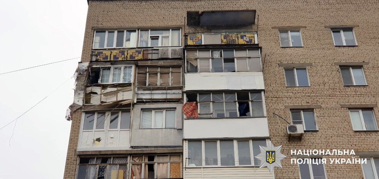 Пошкоджено освітні заклади, готельний комплекс, офісні приміщення: наслідки ворожих ударів по Херсонщині (фото)