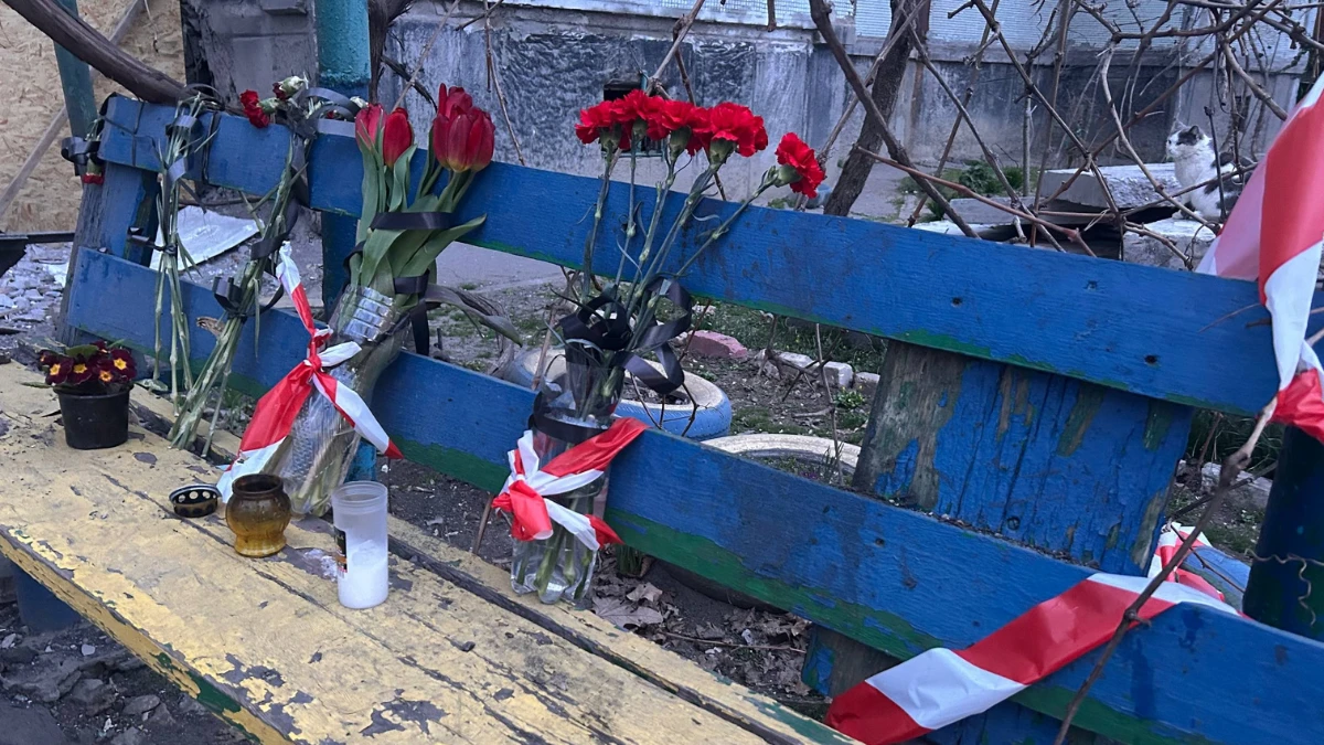 У мікрорайоні "Шуменський" в Херсоні до місця удару російських військ принесли квіти. ФОТО