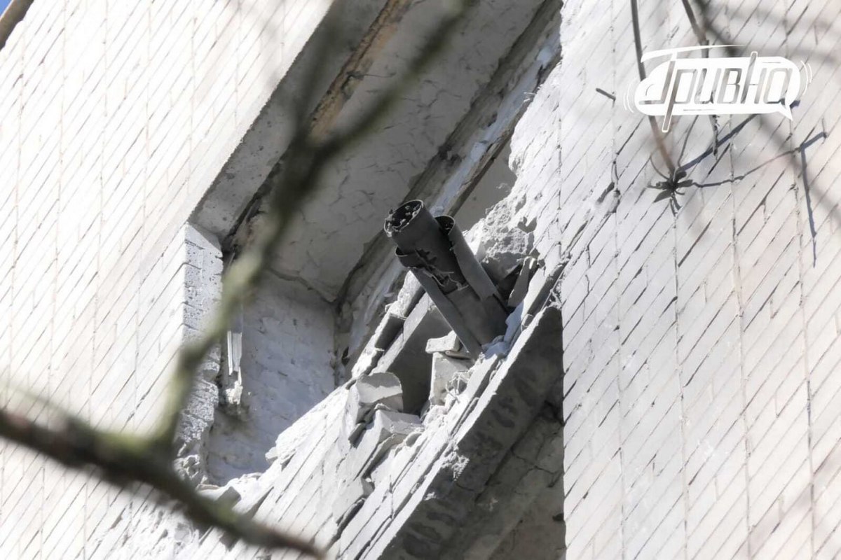 Нічна атака на Херсон: ворожий снаряд застряг між поверхами житлового будинку (фото)