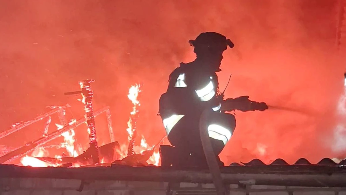 Через російську атаку загорівся будинок у Херсоні. ФОТО