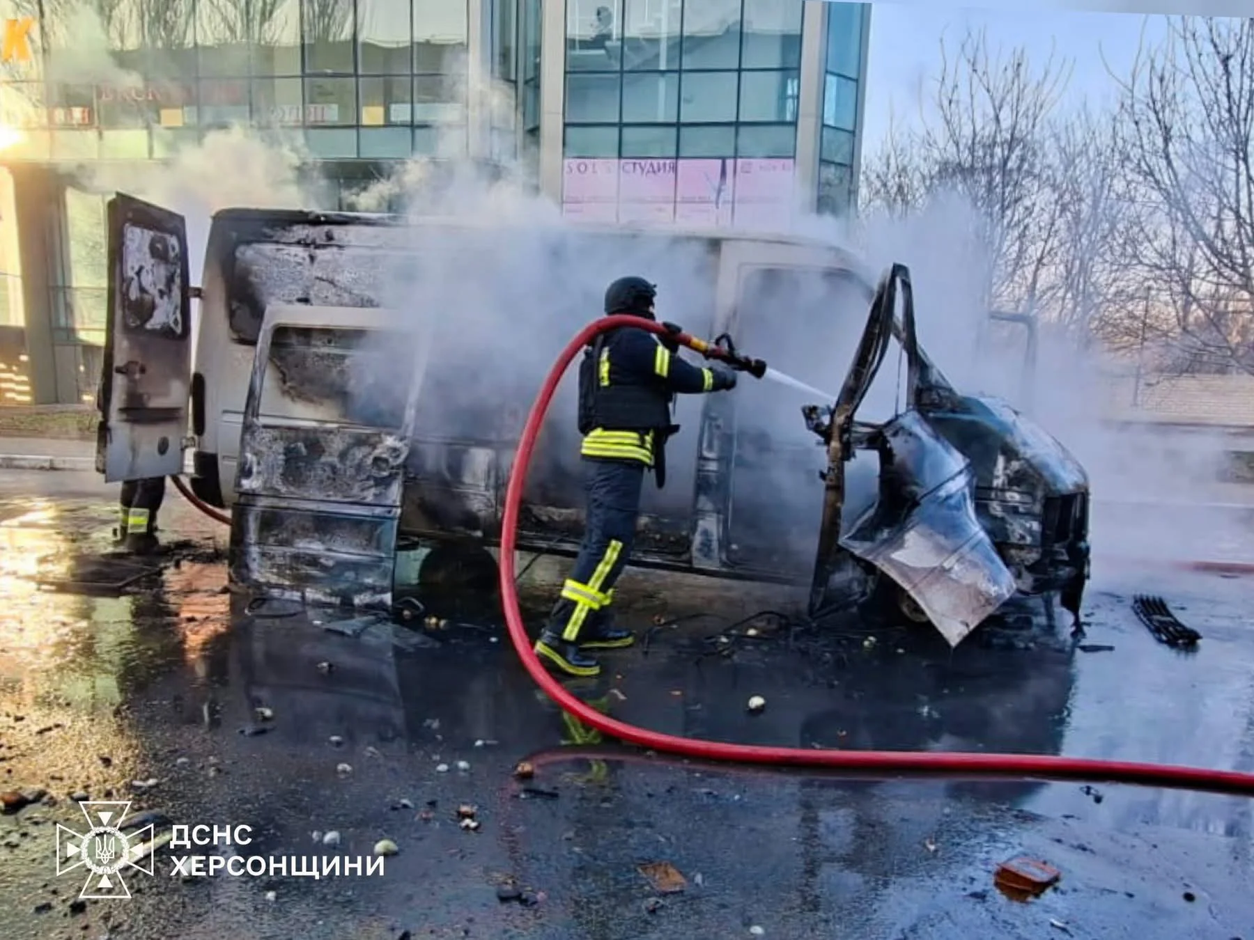 У Херсоні через атаку російського дрона загорівся мікроавтобус, є поранений