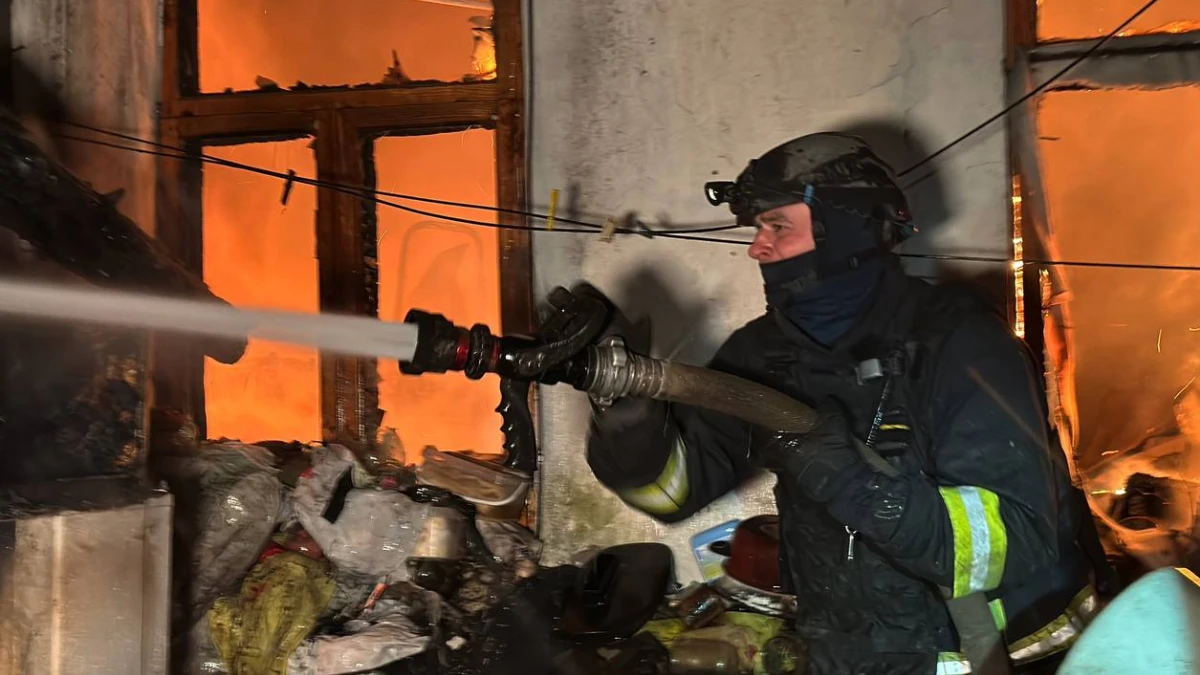 Через обстріл загорівся будинок у Херсоні, врятували жінку. ФОТО. ВІДЕО