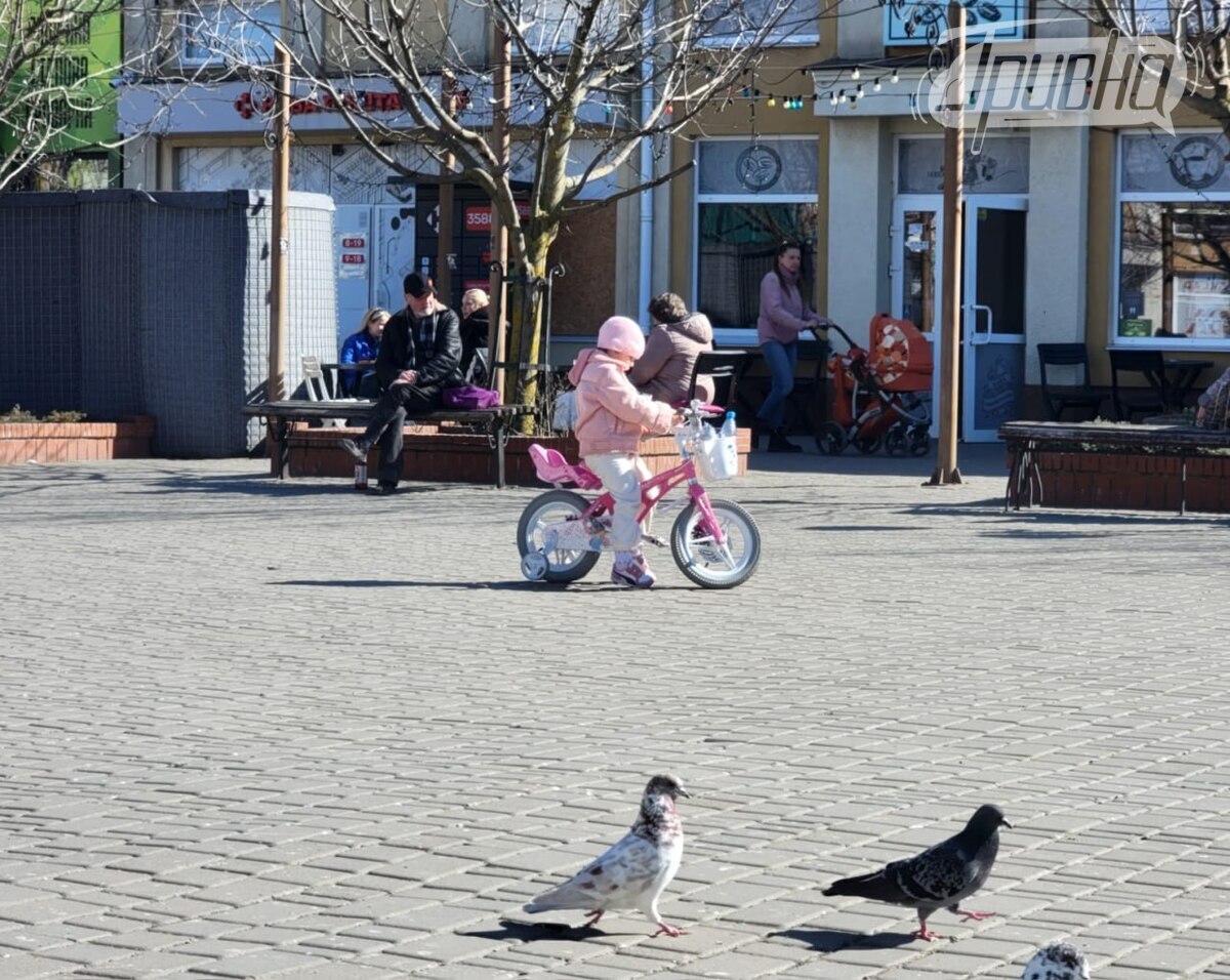 херсонці відпочивають на вулиці