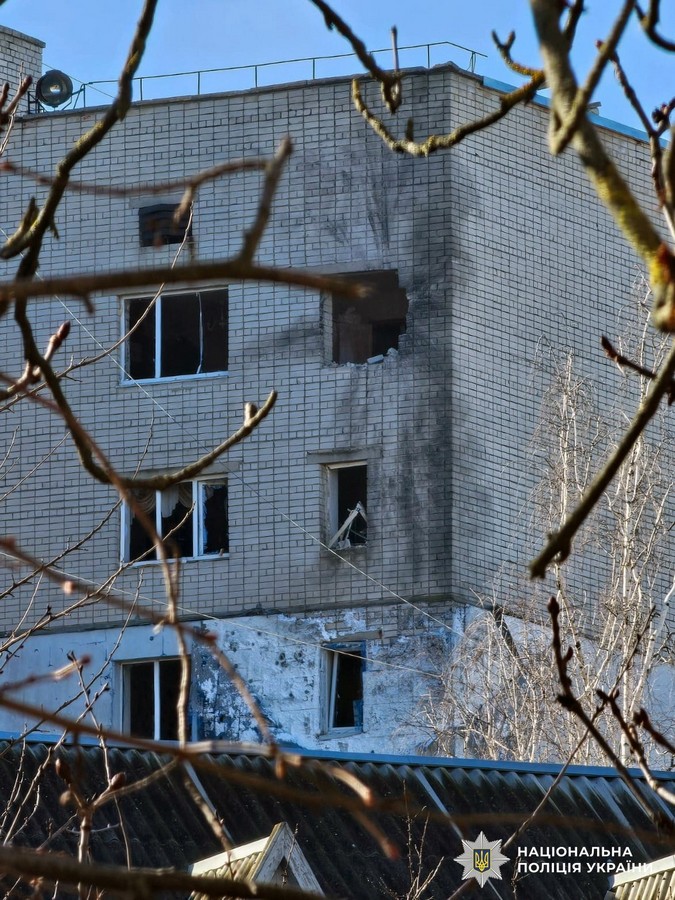 пошкоджений обстрілом будинок