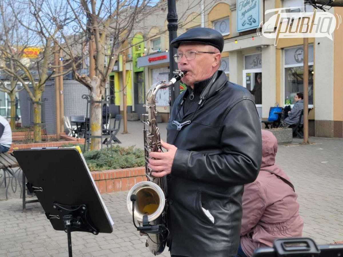 Під звуки вибухів у Херсоні звучить саксофон: вуличний музикант підтримує містян живими нотами