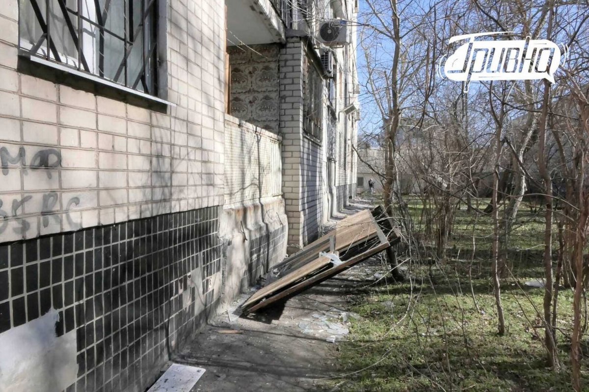 уламки скла біля будинку