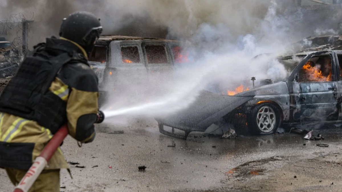 У Херсоні внаслідок удару армії РФ згоріли 4 автівки. ВІДЕО