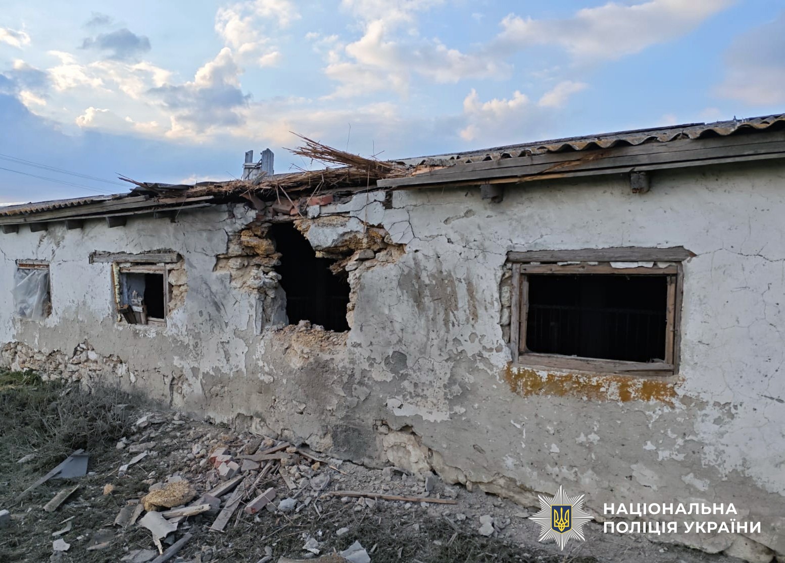 Пошкоджено багатоквартирні та 10 приватних будинків: наслідки російських ударів по Херсонщині (фото)