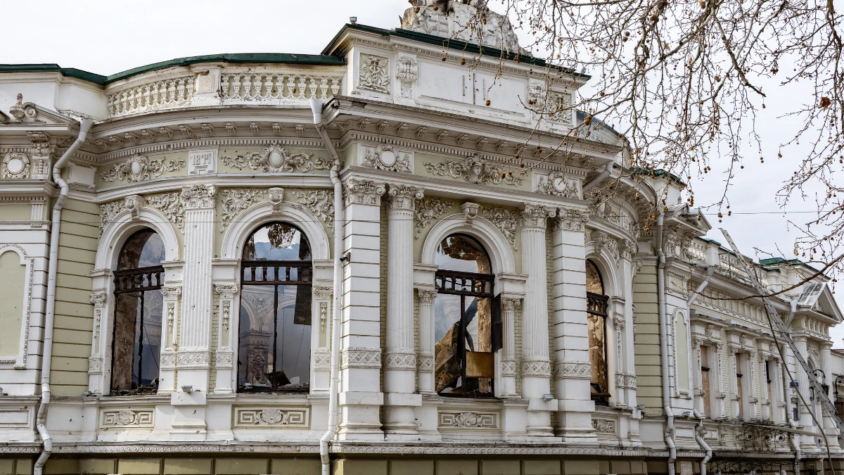 У Херсоні внаслідок влучання дрона російських військ спалахнула пожежа. ФОТО