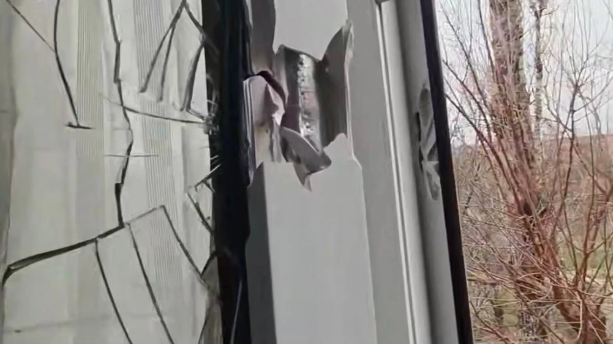 Внаслідок обстрілу пошкоджена адмінбудівля у Херсоні. ВІДЕО