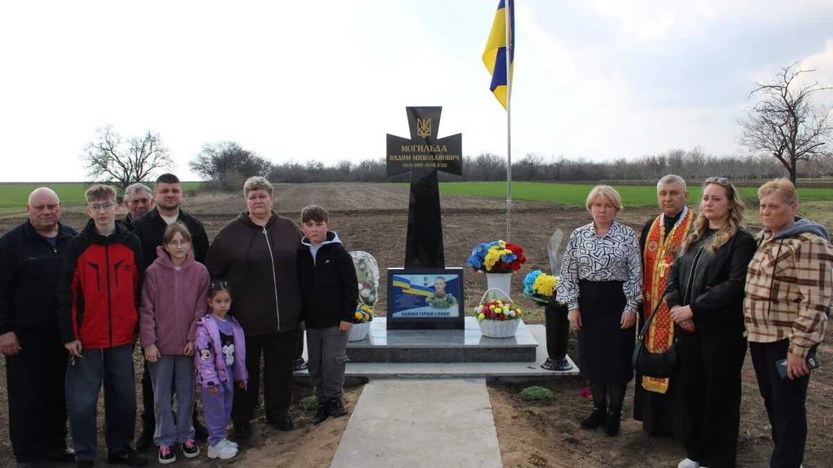 На Херсонщині встановили пам’ятний знак загиблому військовому