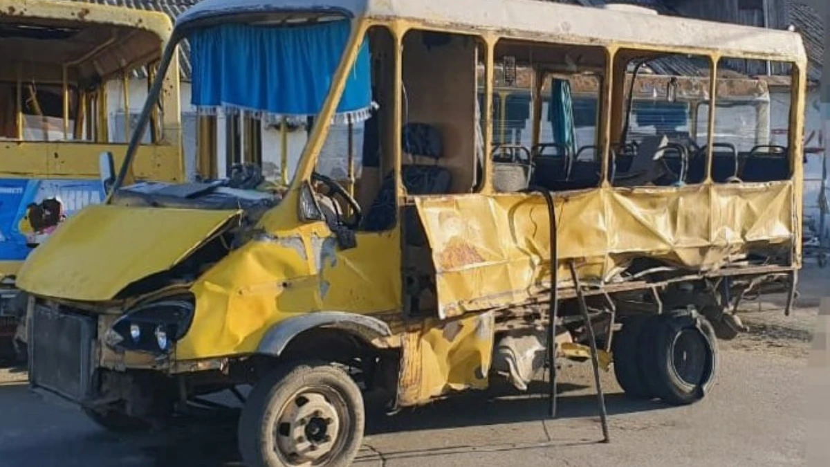 Який вигляд має маршрутка після атаки у Херсоні. ВІДЕО