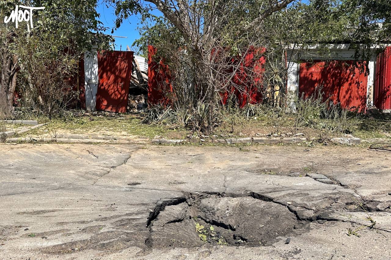 Росіяни атакували дроном автівку в центрі Херсона: чоловік у важкому стані