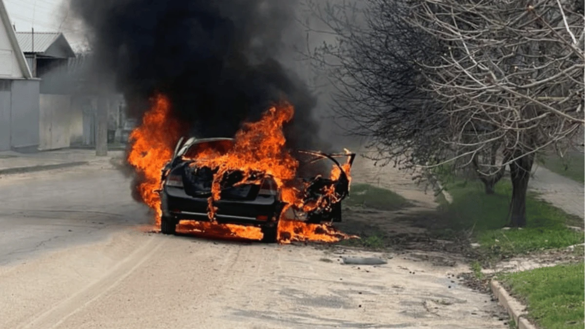 У Херсоні російські військові за годину атакували дронами дві автівки. ФОТО