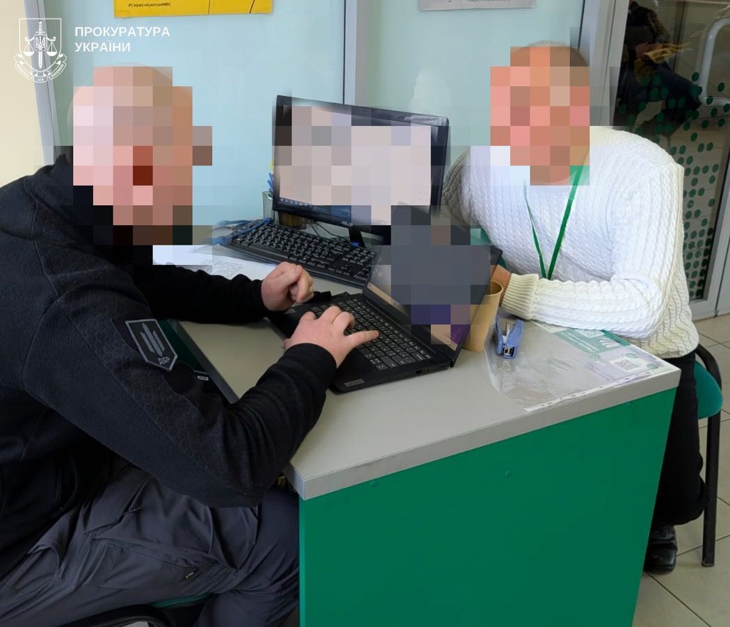 Оформлення водійських посвідчень за хабар: на Херсонщині викрито посадовця сервісного центру МВС