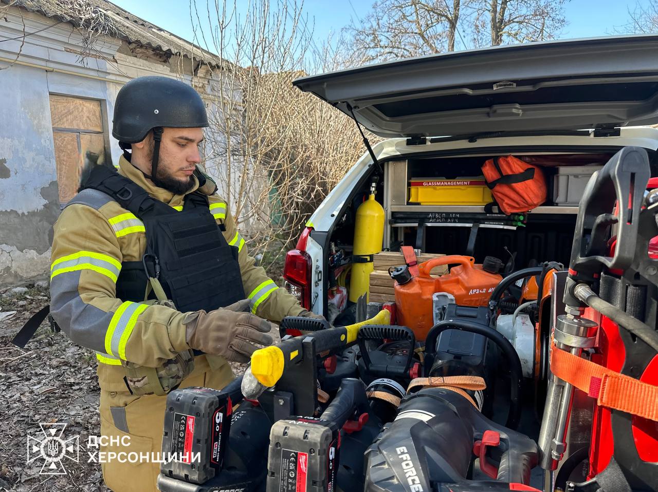 У Херсоні рятувальники деблокували двох жінок після обстрілу РФ