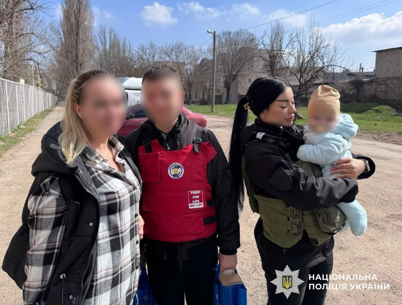 На Херсонщині поліцейські евакуювали чотири родини з дітьми, серед них — немовля