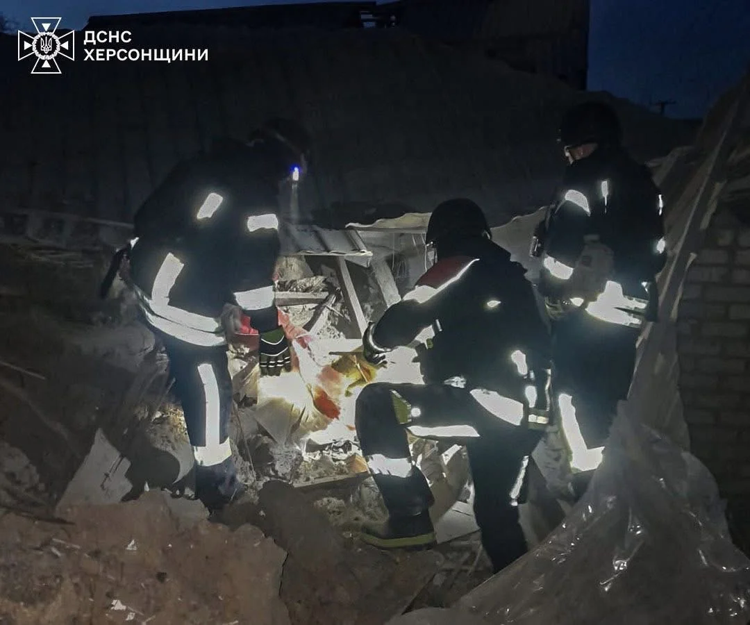 У Херсоні з-під завалів після російського обстрілу деблокували тіло чоловіка