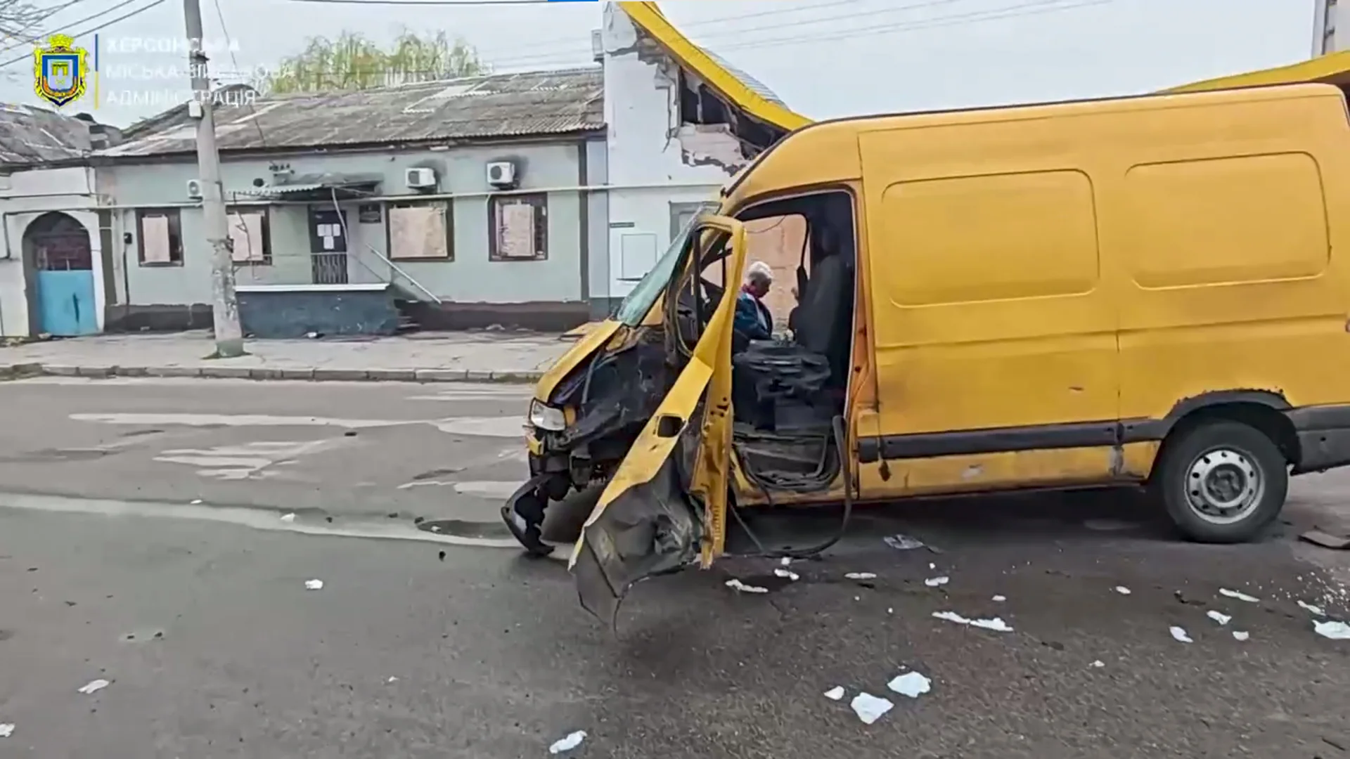 У середмісті Херсона росіяни атакували з дрона автобус