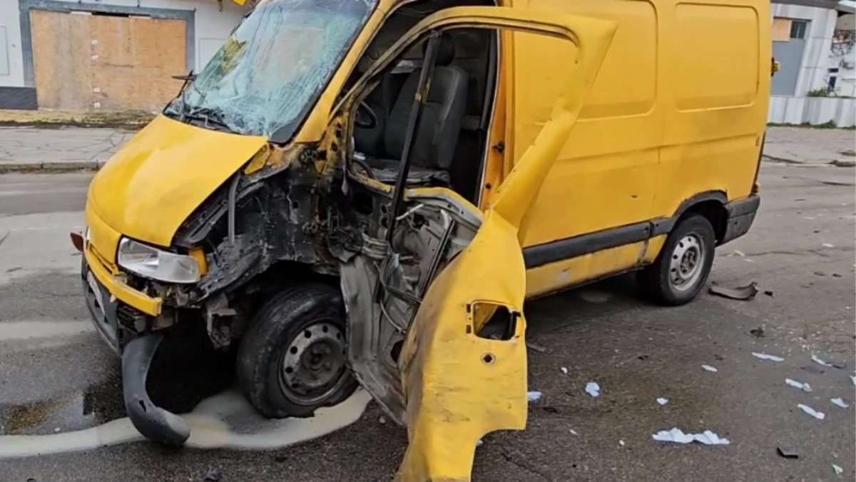 Російські військові атакували мікроавтобус у середмісті Херсона, є поранений