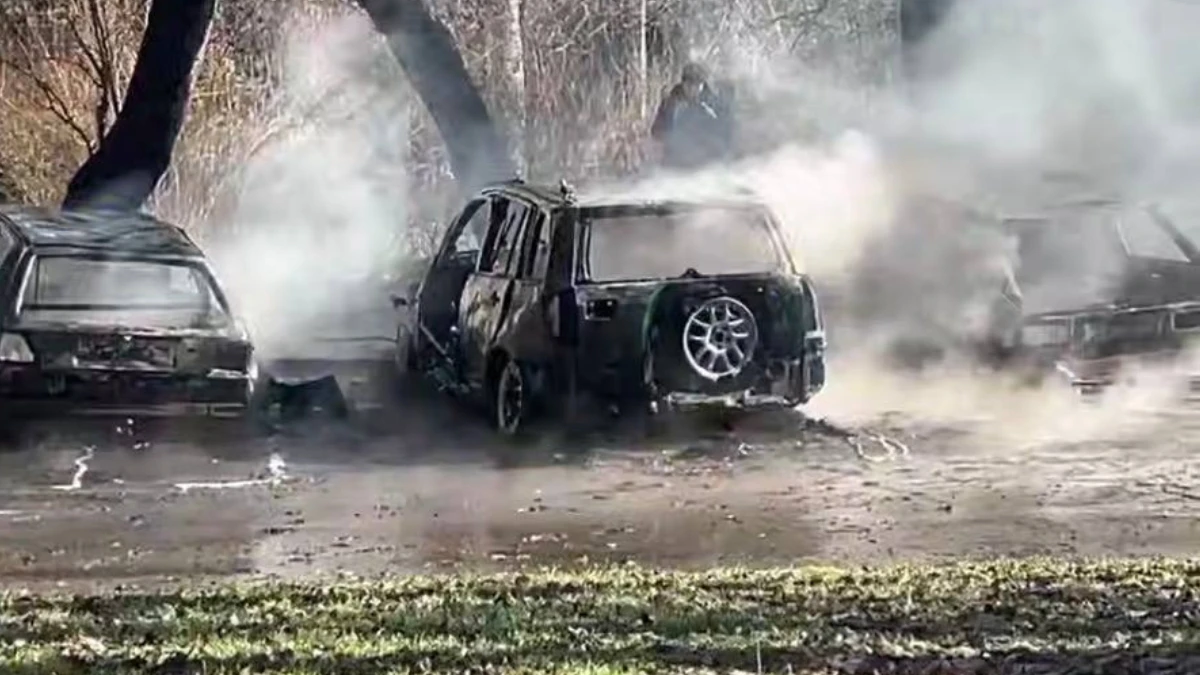 У Херсоні після російської атаки згоріли автівки. ВІДЕО