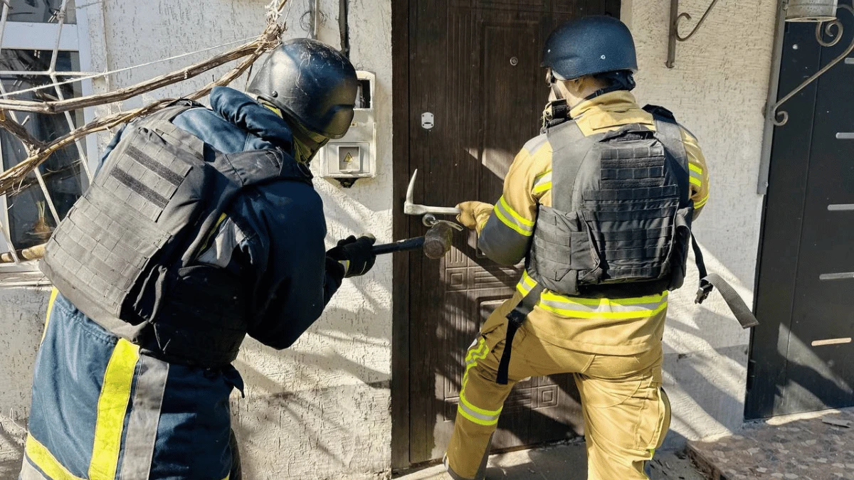 Рятувальники у Херсоні звільнили двох жінок із пошкоджених обстрілами будинків