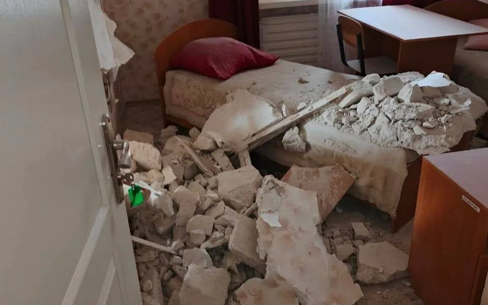 Росіяни обстріляли гостьовий сектор гуртожитку ХДУ (фото)