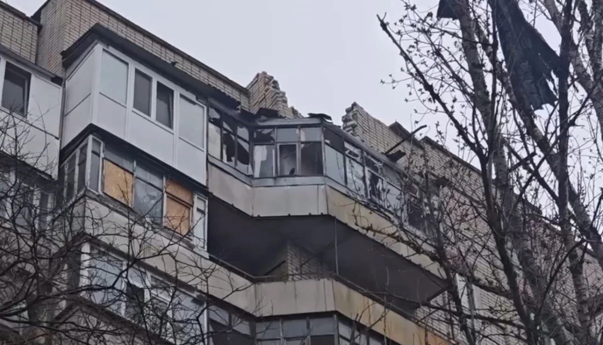 Унаслідок обстрілу Корабельного району Херсона пошкоджено багатоповерхівку