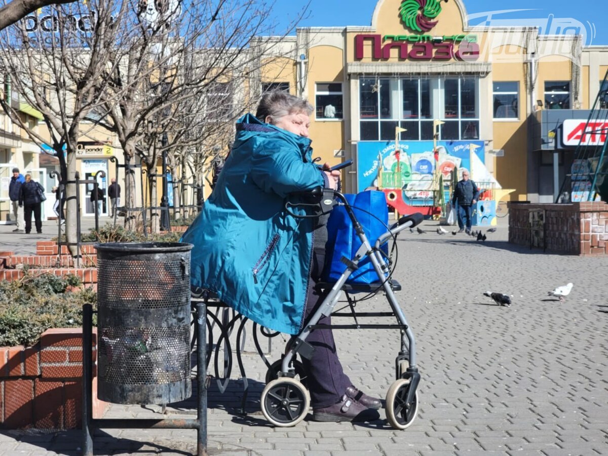 херсонці відпочивають на вулиці