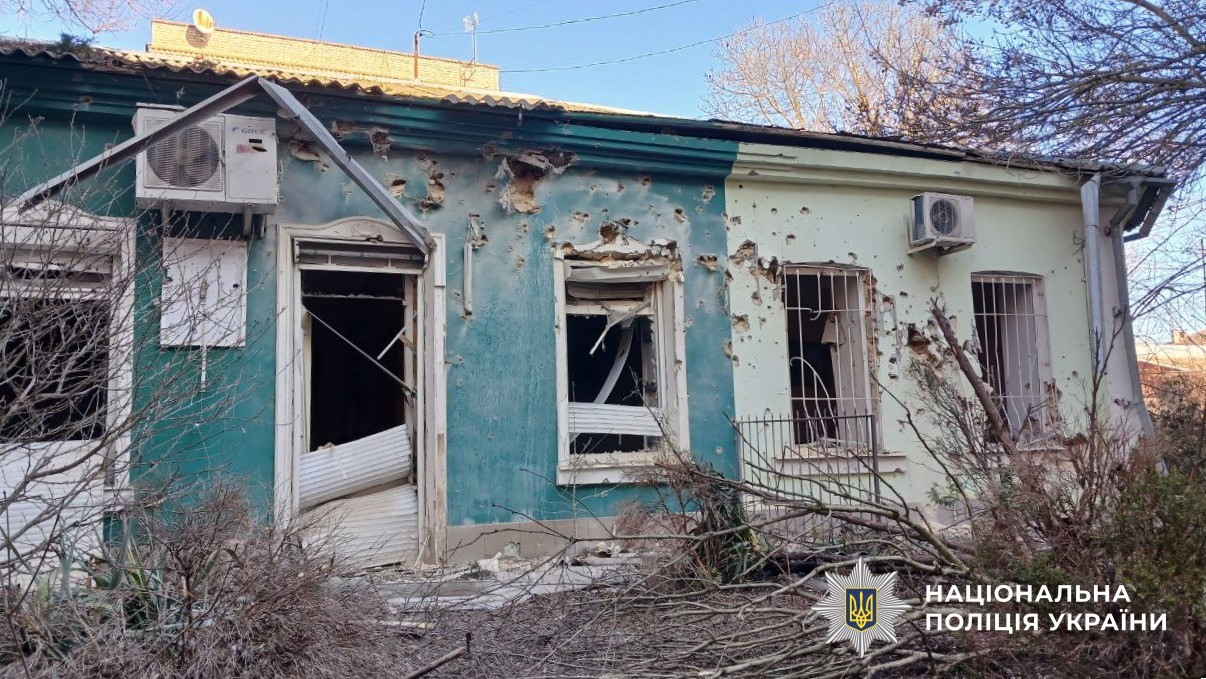 На Херсонщині пошкоджено 27 об’єктів, серед яких будинки і магазин (фото)