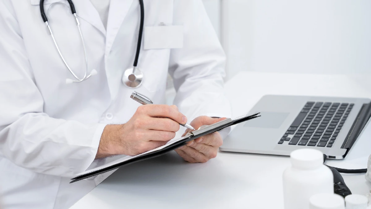 Жителів Херсонщини, які потребують допомоги вузькопрофільних лікарів, евакуюють в інші області