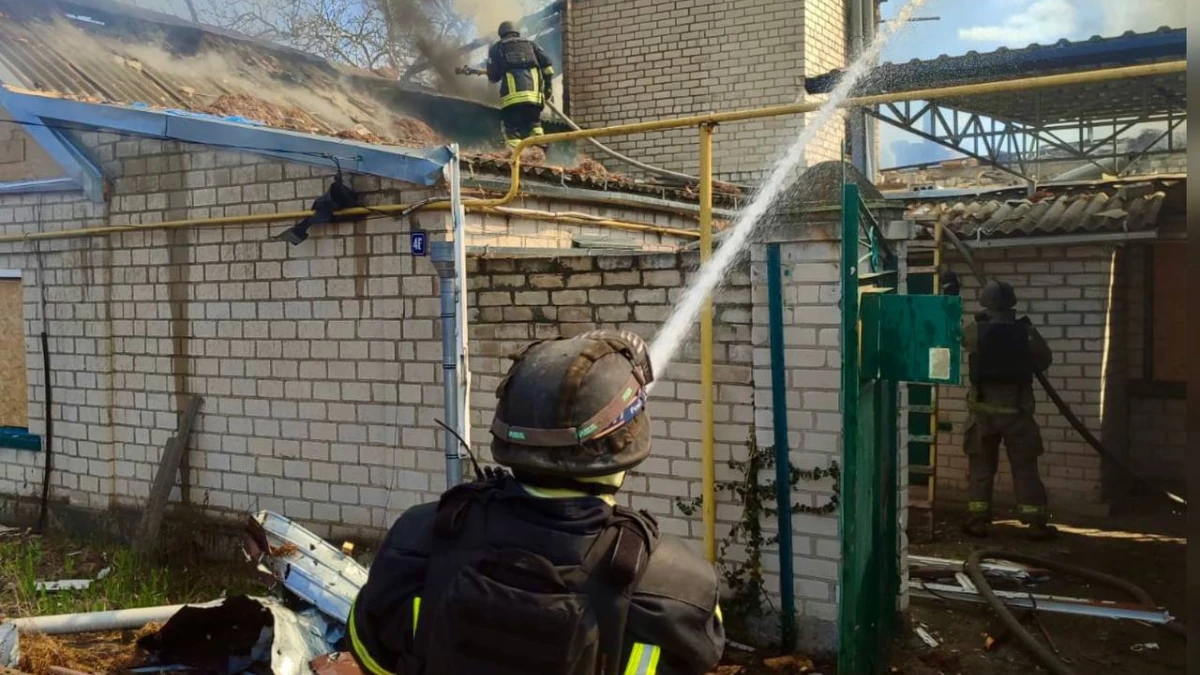 Внаслідок атаки російських військ загорівся будинок у Херсоні. ФОТО