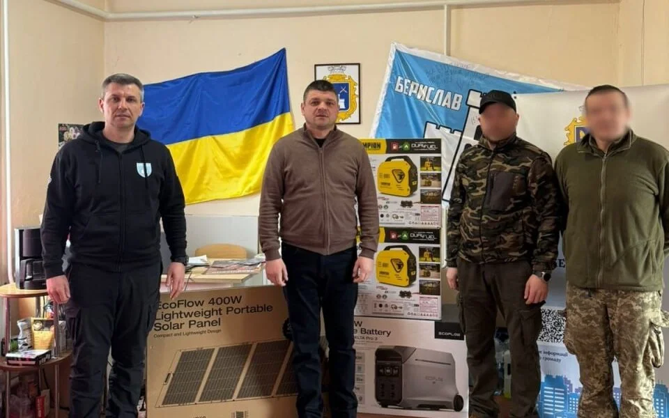 Військові, що дислокуються на території Бериславщини отримали зарядні станції та сонячні панелі від Швеції