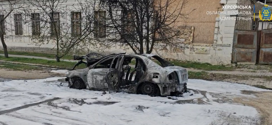 У Херсоні ворожий БпЛА атакував авто: загинула жінка, чоловік у лікарні