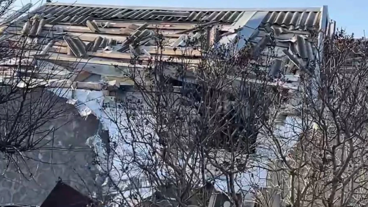 Війська РФ влучили у будинок в одному з районів Херсона, поранена людина. ВІДЕО