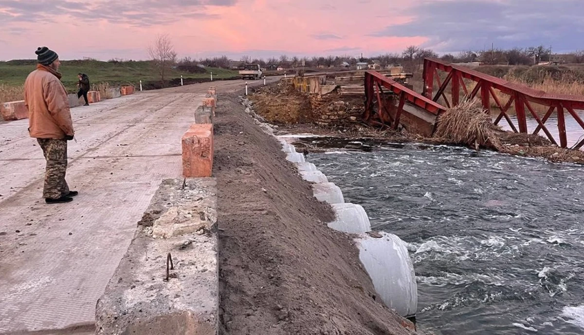 На Херсонщині тимчасово обмежено рух вантажівок на переправі на одній із доріг