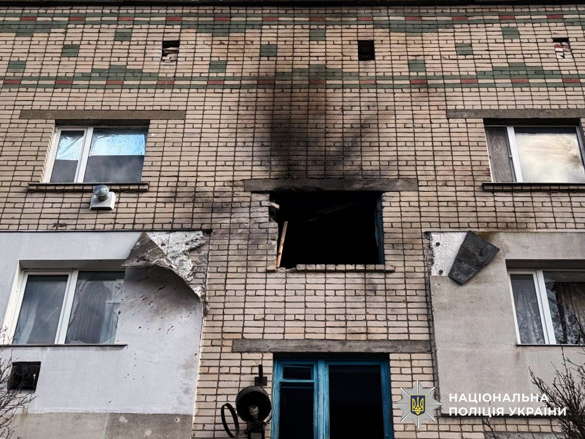 Поранено поліцейських, пошкоджено авто благодійного фонду: поліція – про наслідки ворожих ударів по Херсонщині (фото)